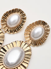 Load image into Gallery viewer, Oval Pearl Earrings
