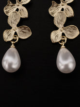 Load image into Gallery viewer, Matte Flower Earrings
