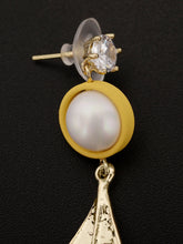 Load image into Gallery viewer, Leaf Earrings
