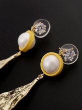 Load image into Gallery viewer, Leaf Earrings
