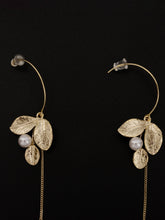 Load image into Gallery viewer, Leaf Pearl Earrings

