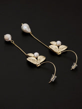 Load image into Gallery viewer, Leaf Pearl Earrings
