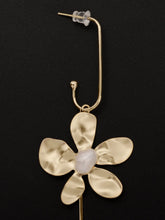 Load image into Gallery viewer, Flower Earrings
