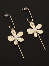 Load image into Gallery viewer, Flower Earrings
