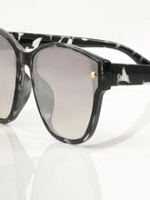 Load image into Gallery viewer, Oversized Sunglasses
