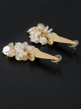 Load image into Gallery viewer, Pearl Bunched Earrings
