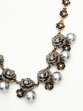 Load image into Gallery viewer, Floral Pearl Necklace
