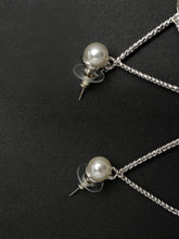 Load image into Gallery viewer, Triangular Pearl Earrings
