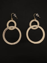 Load image into Gallery viewer, Interlinked Circle Earrings
