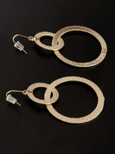 Load image into Gallery viewer, Interlinked Circle Earrings
